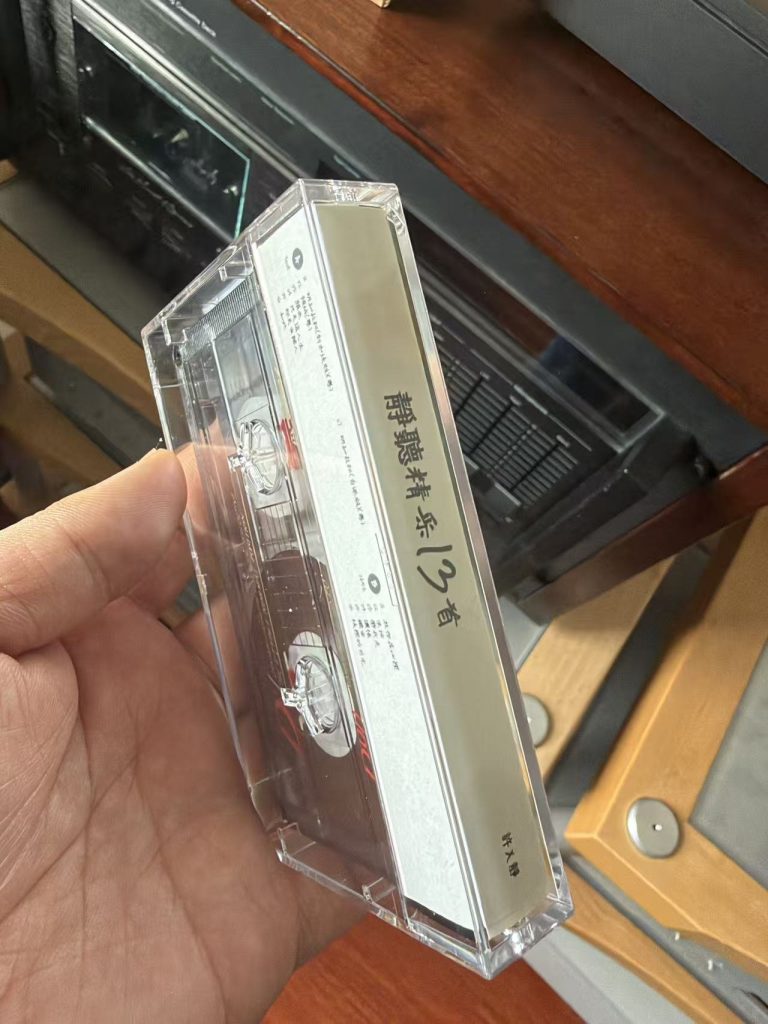 侧面看：脊背上是专辑名和艺术家，旁边的内折页上是 A、B 两面的曲目。